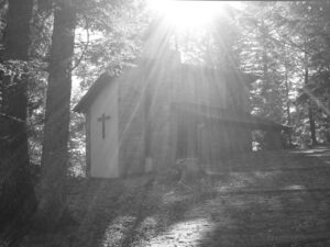 Kirche im Herbstwald
