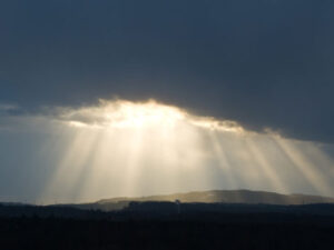 Sonnenstrahlen durch die Wolken