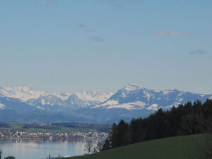 Sempachersee mit der Rigi im Hintergrund