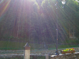 Brunnen im Sonnenlicht