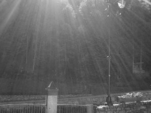 Brunnen im Sonnenlicht sw